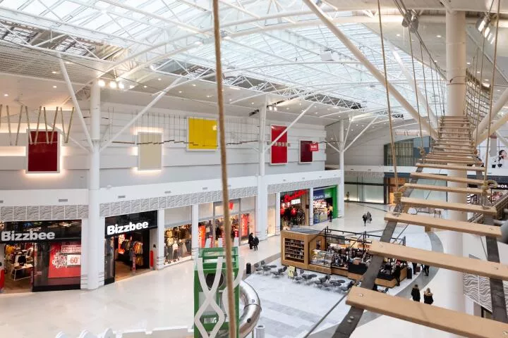 Centre commercial avec parcours accrobranche