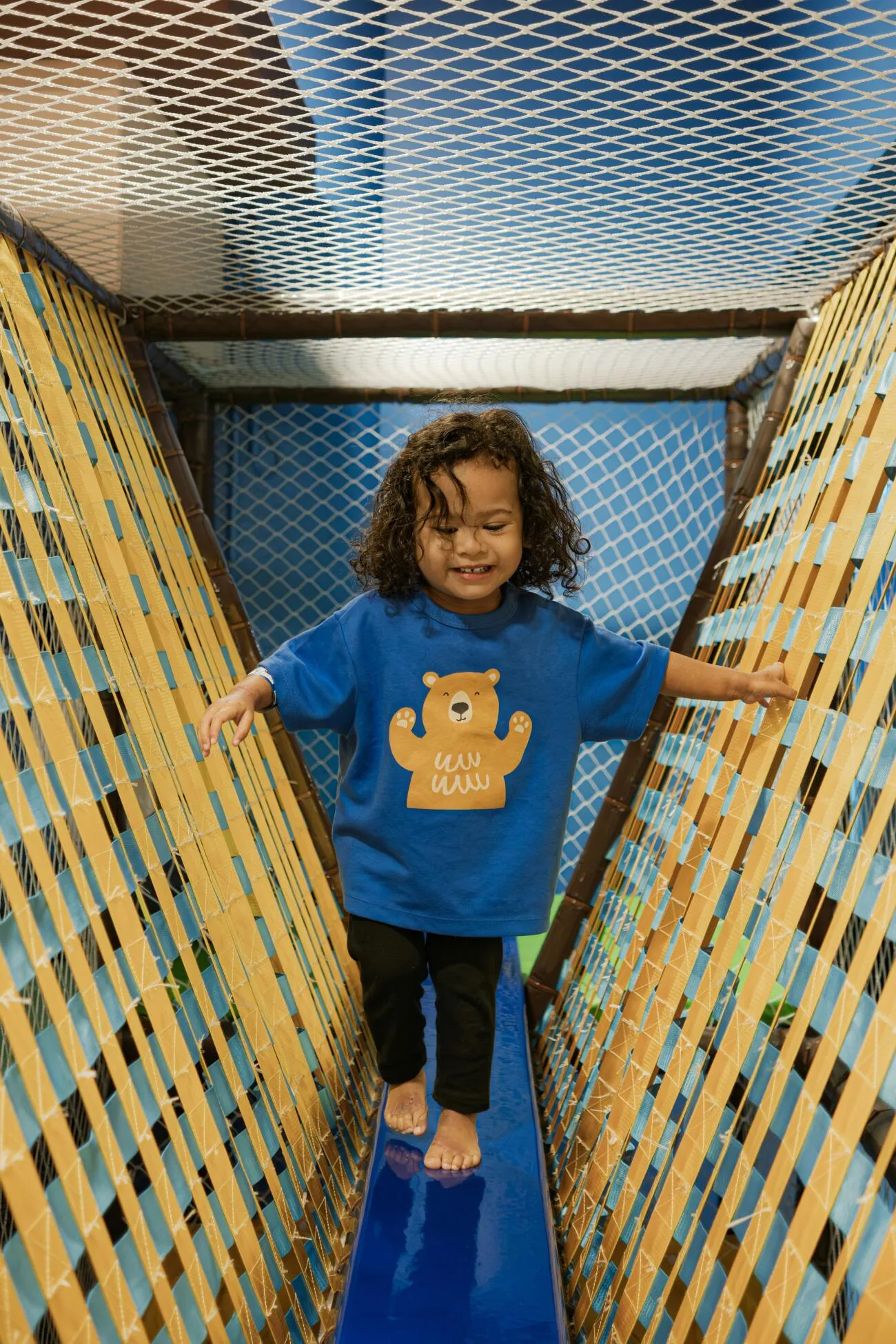 un enfant dans un pont de singe