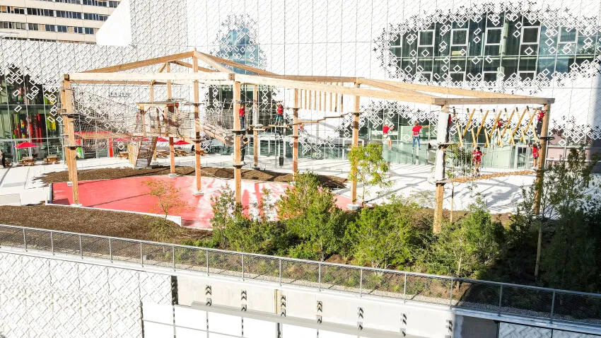 accrobranche extérieur sur le parvis du centre commercial Westfield de la Part Dieu
