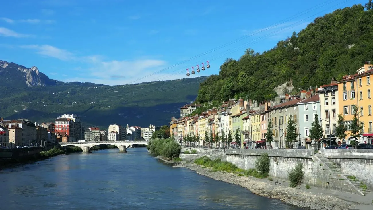 vue de l'Isère à Grenoble avec les bulles et dans le fond des montagnes.