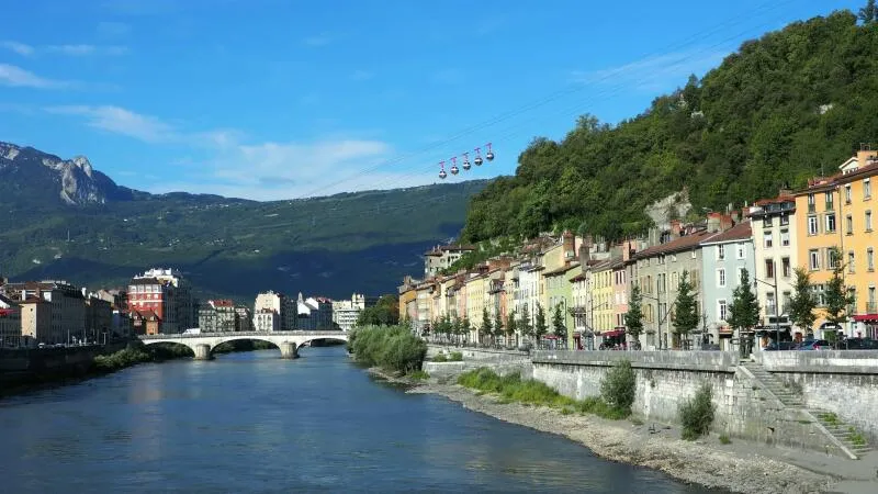 vue de l'Isère à Grenoble avec les bulles et dans le fond des montagnes.