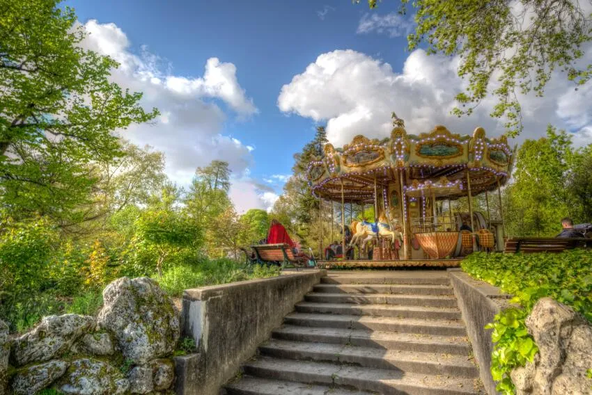 manège pour enfant dans un parc