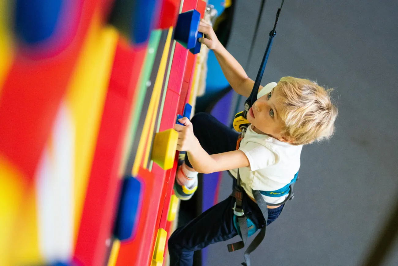 enfant concentré pour atteindre le sommet